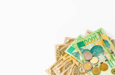 Arnavutluk para birimi, banknotlar, beş bin lek banknot ve bozuk para. Ekonomik ve finansal konsept, yükselen fiyatlar, Arnavut Leks 'in değeri. Nakit, banknotlar, madeni paralar. Yakın plan. Finans parası