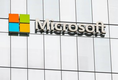Vancouver, Kanada 'daki yeni ofis binasının Microsoft tabelası. Microsoft 'un karargahının imzası. Çok uluslu bir Amerikan bilgisayar şirketi. 10 Temmuz 2022.