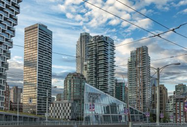 VANCOUVER, Kanada 'nın şehri. Vancouver şehir merkezindeki Skyline ofisi ve konut binaları. Konut bölgesinde çok katlı apartman kompleksi. Seyahat fotoğrafı - 7 Temmuz 2022