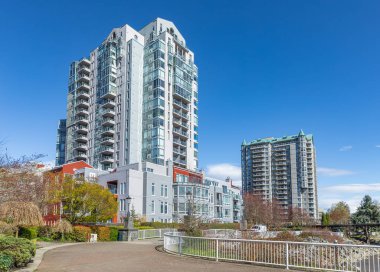 Konut kompleksinde yeni modern daireler. Kalacak yer. Kiralık ev. Emlak yatırımının mimarisi. Çok katlı bir bina ve çevreleyen yeşillikler. Seyahat fotoğrafı.