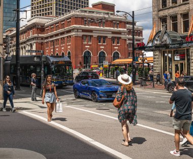 Yayalar güneşli bir günde Vancouver 'daki kavşaktan geçerler. Vancouver, British Columbia 'da karşıdan karşıya geçen insanlar. Modern şehir manzarası, seyahat fotoğrafı, editoryal-Haziran 10.2022