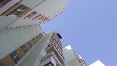 Apartman binası. Bir apartmanın dış cephesinin izolasyonu. Aşağıdan yukarıya bak.