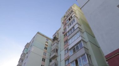 Apartman binası. Bir apartmanın dış cephesinin izolasyonu. Aşağıdan yukarıya bak.