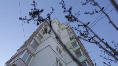 Apartman binası. Bir apartmanın dış cephesinin izolasyonu. Aşağıdan yukarıya bak.