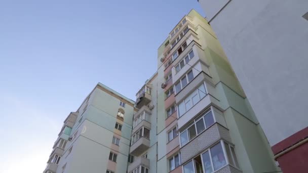 Budynek Mieszkalny Izolacja Elewacji Budynku Mieszkalnego Widok Dołu Góry — Wideo stockowe