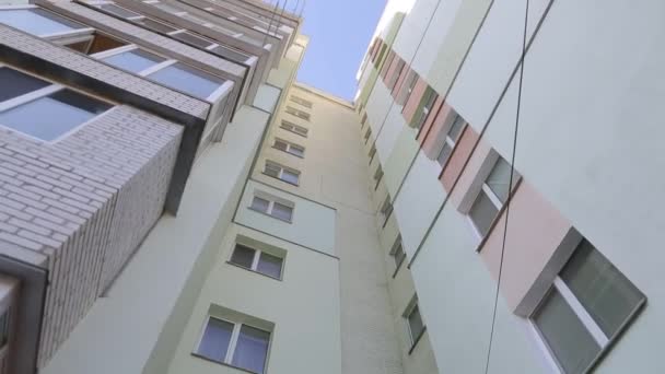 Apartman Binası Bir Apartmanın Dış Cephesinin Izolasyonu Aşağıdan Yukarıya Bak — Stok video
