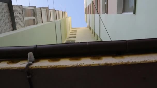 Appartementengebouw Isolatie Van Gevel Van Een Appartementencomplex Uitzicht Van Onder — Stockvideo