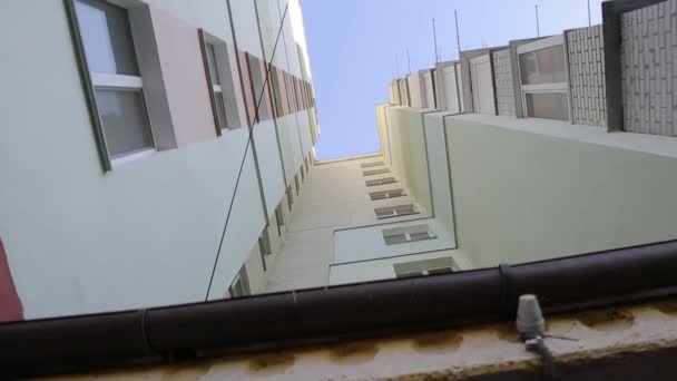 Prédio Apartamentos Isolamento Fachada Prédio Apartamentos Vista Baixo Para Cima — Vídeo de Stock