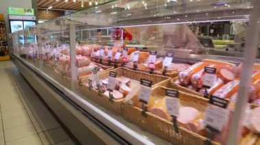 KYIV, UKRAINE - 15 Ocak 2022: Açılmadan önce bir süpermarkette satış odası. Süpermarket. Hipermarket. Süpermarket.
