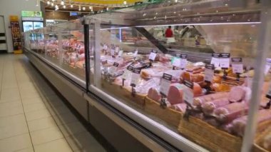KYIV, UKRAINE - 15 Ocak 2022: Süpermarkette yiyecekleri olan buzdolabı. Süpermarket. Hipermarket. Süpermarket.