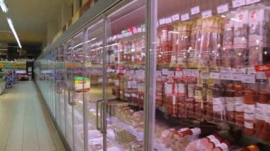 KYIV, UKRAINE - 15 Ocak 2022: Süpermarkette yiyecekleri olan buzdolabı. Süpermarket. Hipermarket. Süpermarket.