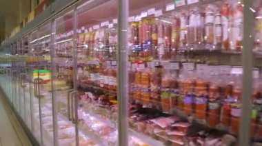 KYIV, UKRAINE - 15 Ocak 2022: Süpermarkette yiyecekleri olan buzdolabı. Süpermarket. Hipermarket. Süpermarket.