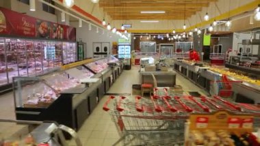 KYIV, UKRAINE - 15 Ocak 2022: Açılmadan önce bir süpermarkette satış odası. Süpermarket. Hipermarket. Süpermarket.