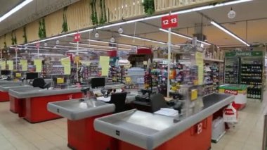 KYIV, UKRAINE - 15 Ocak 2022: Süpermarket kasası açılmadan önce. Süpermarket. Hipermarket. Süpermarket.
