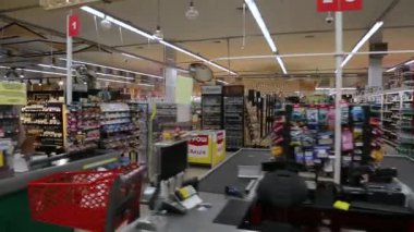 KYIV, UKRAINE - 15 Ocak 2022: Açılmadan önce bir süpermarkette satış odası. Süpermarket. Hipermarket. Süpermarket.