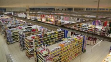 KYIV, UKRAINE - 15 Ocak 2022: Açılmadan önce bir süpermarkette satış odası. Süpermarket. Hipermarket. Süpermarket.
