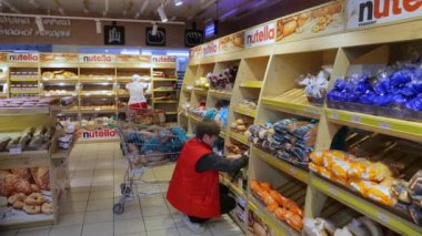 KYIV, UKRAINE - 15 Ocak 2022: Açılmadan önce bir süpermarkette satış odası. Süpermarket. Hipermarket. Süpermarket.