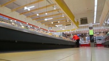 KYIV, UKRAINE - 15 Ocak 2022: Süpermarket kasası açılmadan önce. Süpermarket. Hipermarket. Süpermarket.