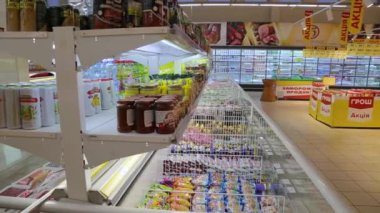 KYIV, UKRAINE - 15 Ocak 2022: Süpermarkette yiyecekleri olan buzdolabı. Ticari soğutma ekipmanları. Süpermarket. Hipermarket. Süpermarket.