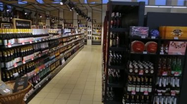 KYIV, UKRAINE - 15 Ocak 2022: Bir süpermarketin alkol bölümü. Süpermarket. Hipermarket. Süpermarket.