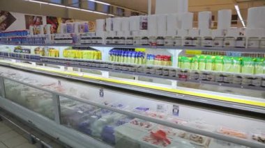 KYIV, UKRAINE - 15 Ocak 2022: Süpermarkette yiyecekleri olan buzdolabı. Ticari soğutma ekipmanları. Süpermarket. Hipermarket. Süpermarket.