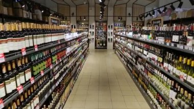 KYIV, UKRAINE - 15 Ocak 2022: Bir süpermarketin alkol bölümü. Süpermarket. Hipermarket. Süpermarket.
