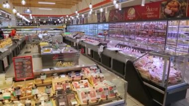 KYIV, UKRAINE - 15 Ocak 2022: Açılmadan önce bir süpermarkette satış odası. Süpermarket. Hipermarket. Süpermarket.