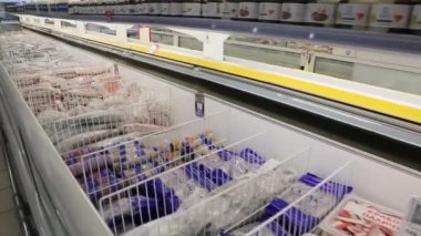 KYIV, UKRAINE - 15 Ocak 2022: Süpermarkette yiyecekleri olan buzdolabı. Ticari soğutma ekipmanları. Süpermarket. Hipermarket. Süpermarket.