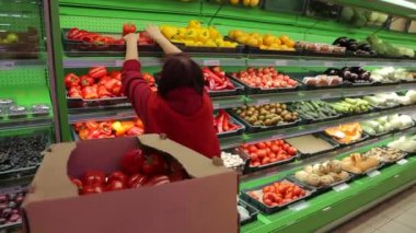 KYIV, UKRAINE - 15 Ocak 2022: Süpermarketin sebze bölümü. Süpermarket. Hipermarket. Süpermarket.