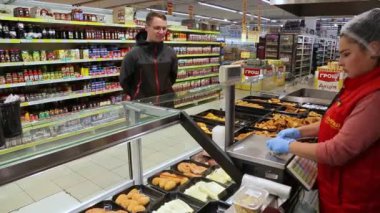 KYIV, UKRAINE - 15 Ocak 2022: Et ürünleri ve kendi ürünleri bölümü. Süpermarket. Hipermarket. Süpermarket.