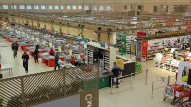 KYIV, UKRAINE - 15 Ocak 2022: Açılmadan önce bir süpermarkette satış odası. Süpermarket. Hipermarket. Süpermarket.