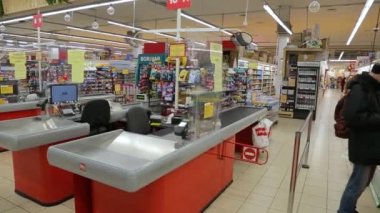 KYIV, UKRAINE - 15 Ocak 2022: Süpermarket kasası açılmadan önce. Süpermarket. Hipermarket. Süpermarket.