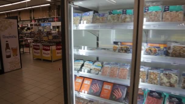 Kyiv Ucrania Enero 2022 Frigoríficos Con Alimentos Supermercado Equipo Refrigeración — Vídeos de Stock