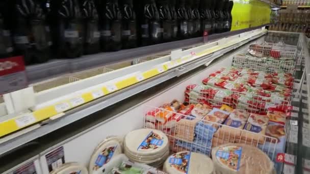 Kyiv Ukraine Ιανουαριου 2022 Ψυγεία Τρόφιμα Στο Σούπερ Μάρκετ Εμπορικός — Αρχείο Βίντεο