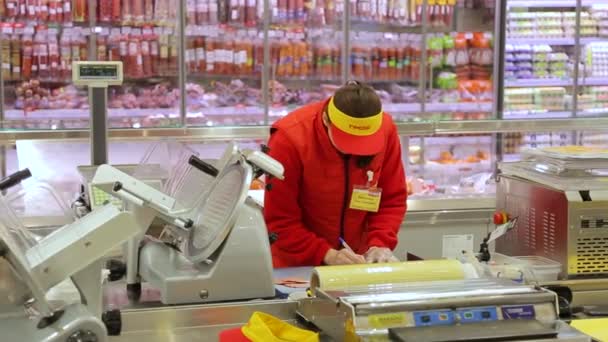 Kyiv Ukraine January 2022 オープンする前にスーパーマーケットで食品のレイアウト ハイパーマーケット スーパーマーケット — ストック動画