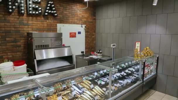 Kyiv Ukraine January 2022 スーパーマーケットの魚部門 オープンする前に スーパーマーケットでの食品のレイアウト ハイパーマーケット スーパーマーケット — ストック動画