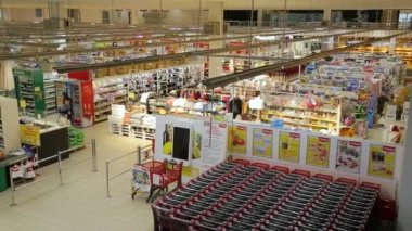 KYIV, UKRAINE - 15 Ocak 2022: Süpermarket kasası açılmadan önce. Süpermarket. Hipermarket. Süpermarket.