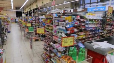 KYIV, UKRAINE - 15 Ocak 2022: Süpermarket kasası açılmadan önce. Süpermarket. Hipermarket. Süpermarket.