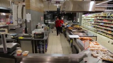 KYIV, UKRAINE - 15 Ocak 2022: Açmadan önce süpermarketteki gıda ürünlerinin yerleşimi. Hipermarket. Süpermarket.