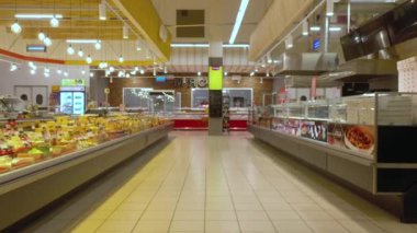 KYIV, UKRAINE - 17 Ocak 2022: Açılmadan önce bir süpermarkette satış odası. Süpermarket. Hipermarket. Superstore - editör görüntüleri