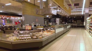 KYIV, UKRAINE - 17 Ocak 2022: Açılmadan önce bir süpermarkette satış odası. Süpermarket. Hipermarket. Superstore - editör görüntüleri