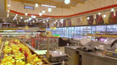 KYIV, UKRAINE - 17 Ocak 2022: Süpermarkette peynir bölümü. Açılıştan önce bir süpermarkette satış odası. Süpermarket. Hipermarket. Superstore - editör görüntüleri