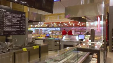 KYIV, UKRAINE - 17 Ocak 2022: Açılmadan önce bir süpermarkette satış odası. Süpermarket. Hipermarket. Süpermarket. Editör görüntüleri.