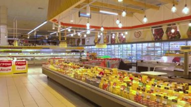 KYIV, UKRAINE - 17 Ocak 2022: Süpermarkette peynir bölümü. Açılıştan önce bir süpermarkette satış odası. Süpermarket. Hipermarket. Superstore - editör görüntüleri