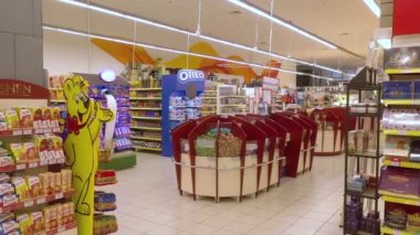 KYIV, UKRAINE - 31 Ocak 2022: Açılmadan önce bir süpermarkette satış odası. Süpermarket. Hipermarket. Superstore - editör görüntüleri