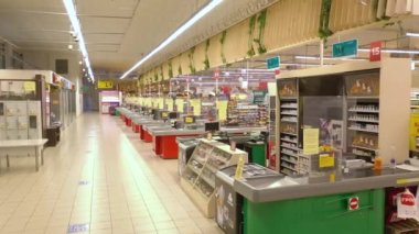 KYIV, UKRAINE - 31 Ocak 2022: Süpermarket kasası açılmadan önce. Süpermarket. Hipermarket. Superstore - editör görüntüleri
