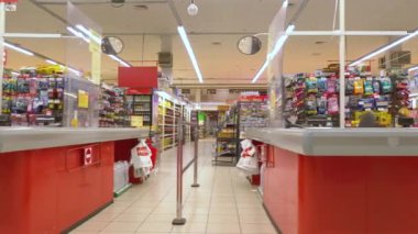 KYIV, UKRAINE - 31 Ocak 2022: Süpermarket kasası açılmadan önce. Süpermarket. Hipermarket. Superstore - editör görüntüleri