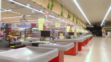 KYIV, UKRAINE - 31 Ocak 2022: Süpermarket kasası açılmadan önce. Süpermarket. Hipermarket. Superstore - editör görüntüleri