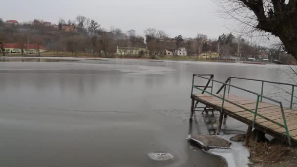 Winter River Městě Zmrzlá Řeka Zimní Zamrzlá Řeka Protékající Městem — Stock video