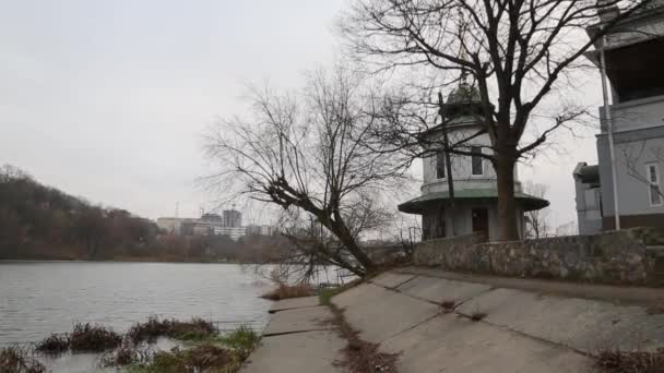 Winter River Der Stadt Gefrorener Fluss Ein Gefrorener Fluss Fließt — Stockvideo